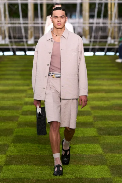 Look 60